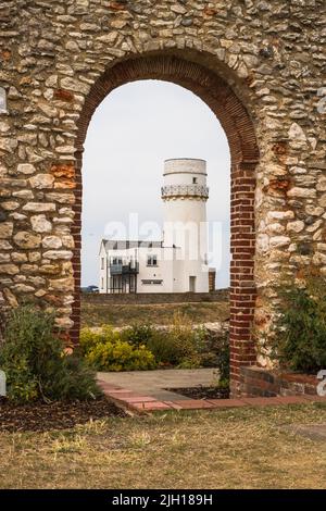 Der alte Leuchtturm von Hunstanton umrahmt den Torbogen der Kapelle St. Edmund`s, aufgenommen am 11.. Juli 2022. Stockfoto